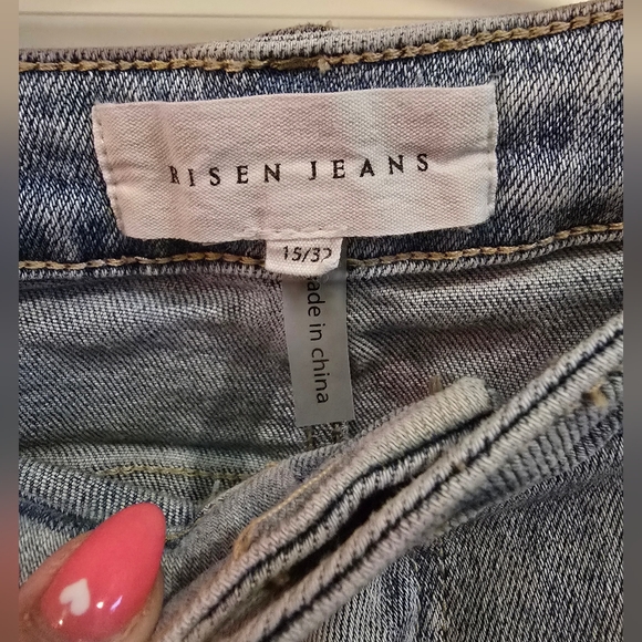 Women's Risen Star Patterned Distressed Jeans - Picture 3 of 4